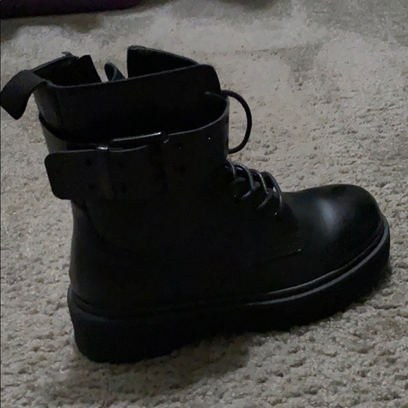 Black boots - Picture 3 of 4